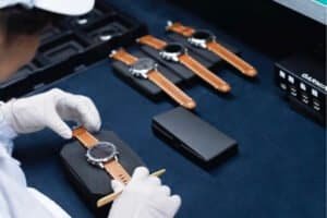 工人戴手套检查手表质量